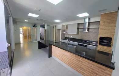 Imagem: A casa em condomínio possui 4 Dormitórios, 1 Banheiro, 2 Vagas