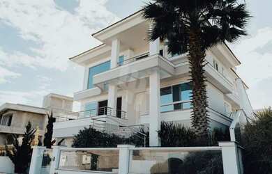 Imagem: A casa possui 4 Dormitórios, 5 Banheiros, 2 Vagas na garagem