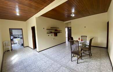 Imagem: A casa possui 4 Dormitórios, 1 Banheiro, 1 Vaga na garagem