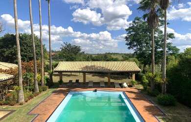 Imagem: A casa em condomínio possui 5 Dormitórios, 5 Banheiros, 1.210m²