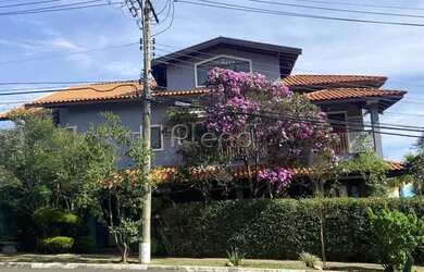 Imagem: A casa possui 4 Dormitórios, 4 Banheiros, 4 Vagas na garagem