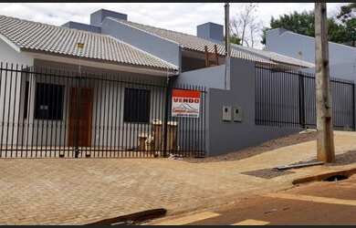 Imagem: A casa possui 2 Dormitórios, 1 Banheiro, 3 Vagas na garagem