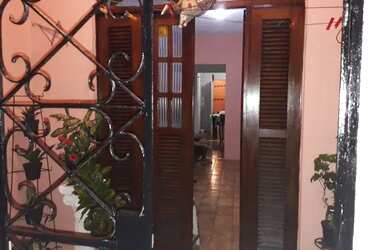 Imagem: A casa possui 3 Dormitórios e 2 Banheiros e está localizado