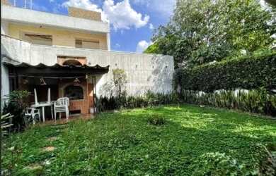 Imagem: A casa possui 4 Dormitórios, 5 Banheiros, 2 Vagas na garagem