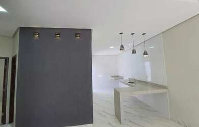 Imagem: A casa possui 3 Dormitórios, 1 Banheiro, 2 Vagas na garagem