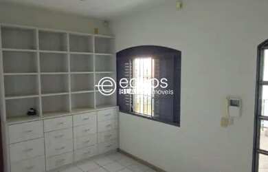 Imagem: A casa possui 3 Dormitórios, 4 Banheiros, 3 Vagas na garagem