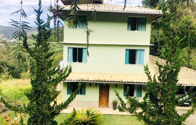 Imagem: A casa possui 4 Dormitórios, 3 Banheiros, 4 Vagas na garagem