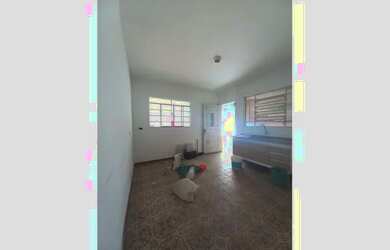 Imagem: A casa possui 4 Dormitórios, 3 Banheiros, 1 Vaga na garagem