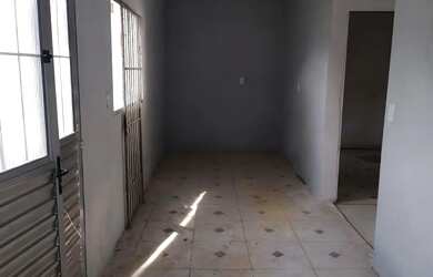 Imagem 7: Casa recém construída,toda na laje e com 50 metros de terreno pra fazer...