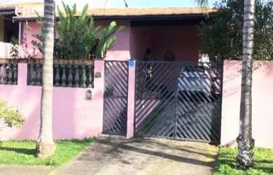 Imagem: A casa possui 3 Dormitórios, 2 Banheiros e 300m² de Área