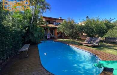 Imagem: A casa possui 3 Dormitórios, 3 Banheiros, 3 Vagas na garagem