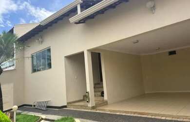 Imagem: A casa possui 4 Dormitórios, 5 Banheiros, 4 Vagas na garagem