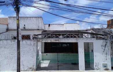 Imagem: A casa possui 3 Dormitórios, 2 Banheiros, 1 Vaga na garagem