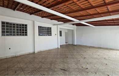 Imagem: A casa possui 3 Dormitórios, 2 Banheiros, 3 Vagas na garagem