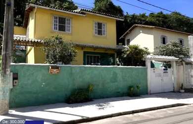 Imagem: A casa possui 3 Dormitórios, 2 Banheiros e está localizado