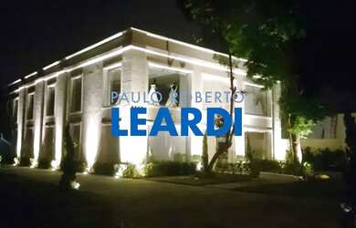 Imagem: O depósito possui 5 Vagas na garagem e 2060m² de Área e está