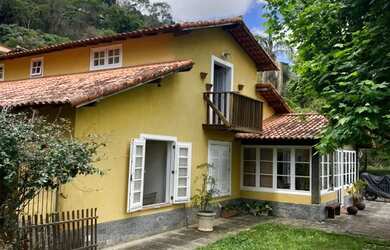 Imagem: A casa em condomínio possui 5 Dormitórios e 3 Banheiros e