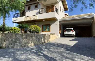 Imagem: A casa em condomínio para alugar possui 3 Dormitórios, 4 Banheiros