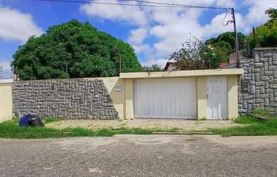 Imagem: A casa possui 3 Dormitórios, 4 Banheiros, 2 Vagas na garagem