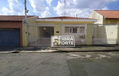 Imagem: A casa possui 3 Dormitórios, 3 Banheiros, 3 Vagas na garagem