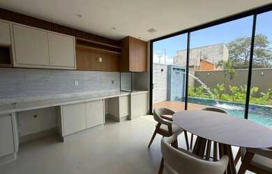 Imagem: A casa possui 3 Dormitórios, 4 Banheiros, 2 Vagas na garagem