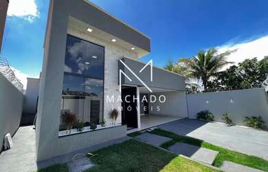 Imagem: A casa possui 3 Dormitórios, 3 Banheiros, 4 Vagas na garagem