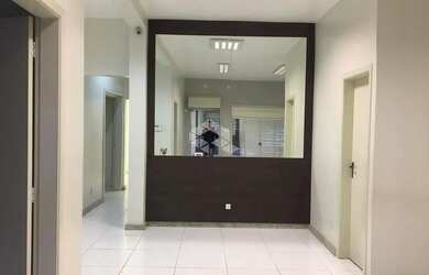 Imagem: O depósito possui 1 Vaga na garagem, 151m² de Área e está