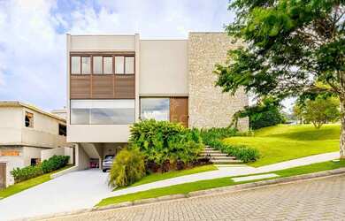 Imagem: A casa possui 4 Dormitórios, 4 Banheiros, 3 Vagas na garagem