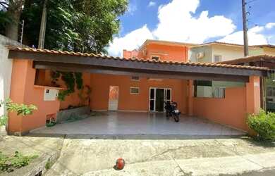 Imagem: A casa em condomínio possui 3 Dormitórios, 3 Banheiros, 2