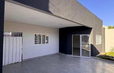 Imagem: A casa possui 3 Dormitórios, 3 Banheiros, 2 Vagas na garagem