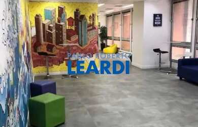 Imagem: O depósito possui 5 Vagas na garagem, 699m² de Área e está