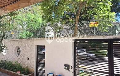 Imagem: A casa possui 4 Dormitórios, 5 Banheiros, 2 Vagas na garagem