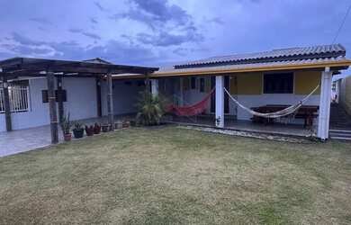 Imagem: A casa possui 3 Dormitórios, 2 Banheiros, 1 Vaga na garagem