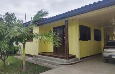 Imagem: A casa possui 3 Dormitórios, 3 Banheiros, 2 Vagas na garagem