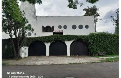 Imagem: A casa possui 5 Dormitórios, 5 Banheiros, 855m² de Área e