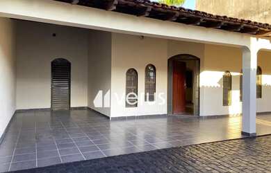 Imagem: A casa possui 3 Dormitórios, 2 Banheiros, 3 Vagas na garagem