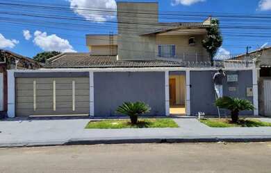 Imagem: A casa possui 4 Dormitórios, 4 Banheiros, 4 Vagas na garagem