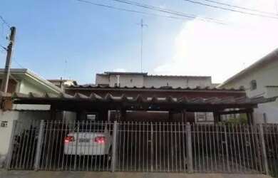 Imagem: A casa possui 4 Dormitórios, 5 Banheiros, 3 Vagas na garagem