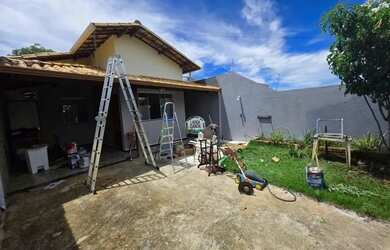 Imagem: A casa possui 3 Dormitórios, 2 Banheiros, 2 Vagas na garagem