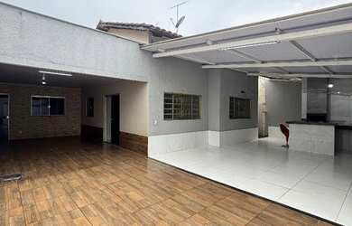 Imagem: A casa possui 3 Dormitórios, 2 Banheiros, 3 Vagas na garagem