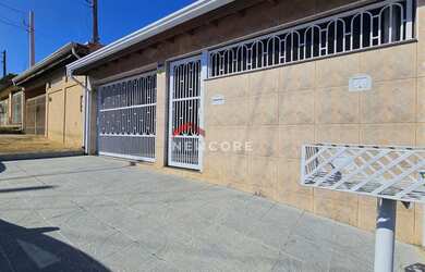 Imagem: A casa possui 3 Dormitórios, 2 Banheiros, 2 Vagas na garagem