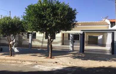 Imagem: A casa possui 5 Dormitórios, 4 Banheiros, 5 Vagas na garagem