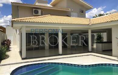 Imagem: A casa em condomínio possui 4 Dormitórios, 5 Banheiros, 4