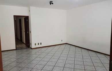 Imagem: A casa possui 5 Dormitórios, 1 Banheiro, 4 Vagas na garagem