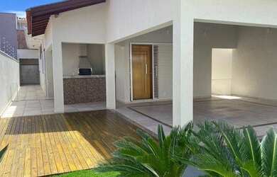 Imagem: A casa possui 3 Dormitórios, 2 Banheiros, 4 Vagas na garagem