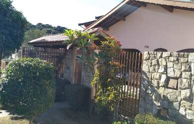 Imagem: A casa possui 3 Dormitórios, 3 Banheiros, 3 Vagas na garagem