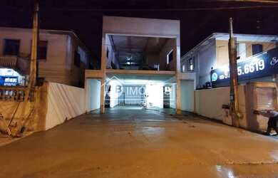 Imagem: O depósito possui 3 Vagas na garagem, 230m² de Área e está