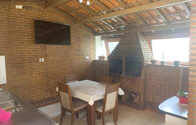 Imagem: A casa possui 4 Dormitórios, 3 Banheiros, 5 Vagas na garagem