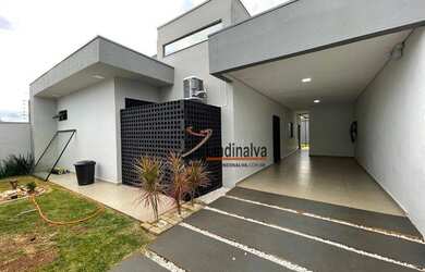 Imagem: A casa possui 3 Dormitórios, 1 Banheiro, 2 Vagas na garagem