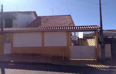 Imagem: A casa possui 3 Dormitórios, 1 Banheiro, 3 Vagas na garagem